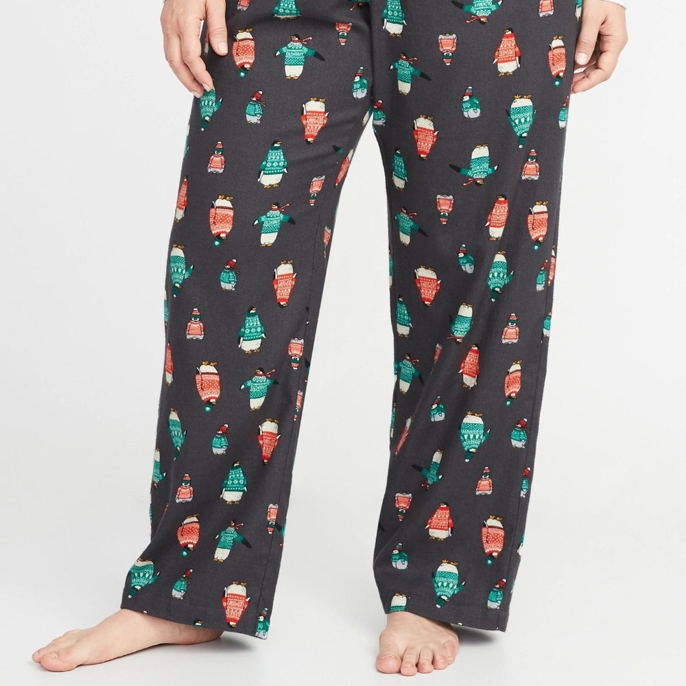 Old Navy Patterned Plus-Size Flannel Sleep Pants - Picture 2 of 2